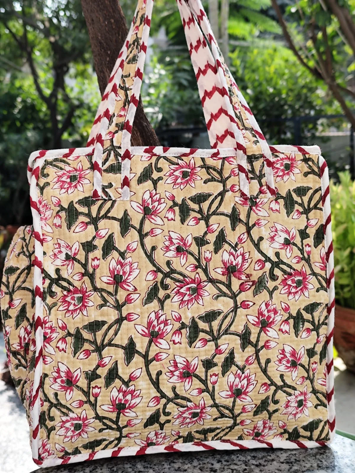 Rosevine Meadow Quilted Lunch Bag original product photograph